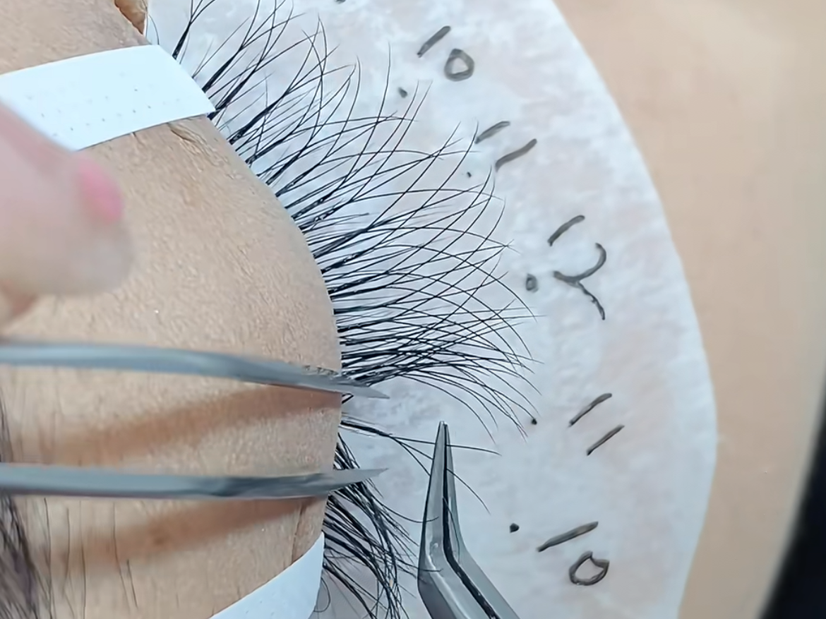 How to Improve Eyelash Extension Speed: A Beginner’s Guide for Lash Technicians